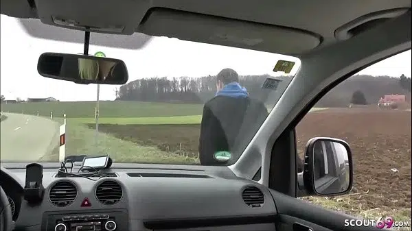 German Milf – MUTTI NIMMT JUNGEN TRAMPER AUF WEG NACH HAUSE MIT UND FICKT IHN AUF DER LANDSTRASSE