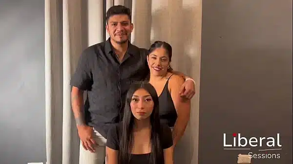 Pareja caliente intenta su primer trio fmf y se termina uniéndose un amigo