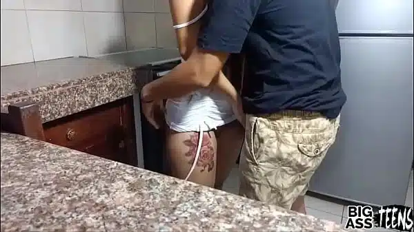 Universitaria caliente montada en una polla mojada  en la cocina por compañero de cuarto – Sola en casa corrida en la boca coño ful de leche Big ass teens xvideos